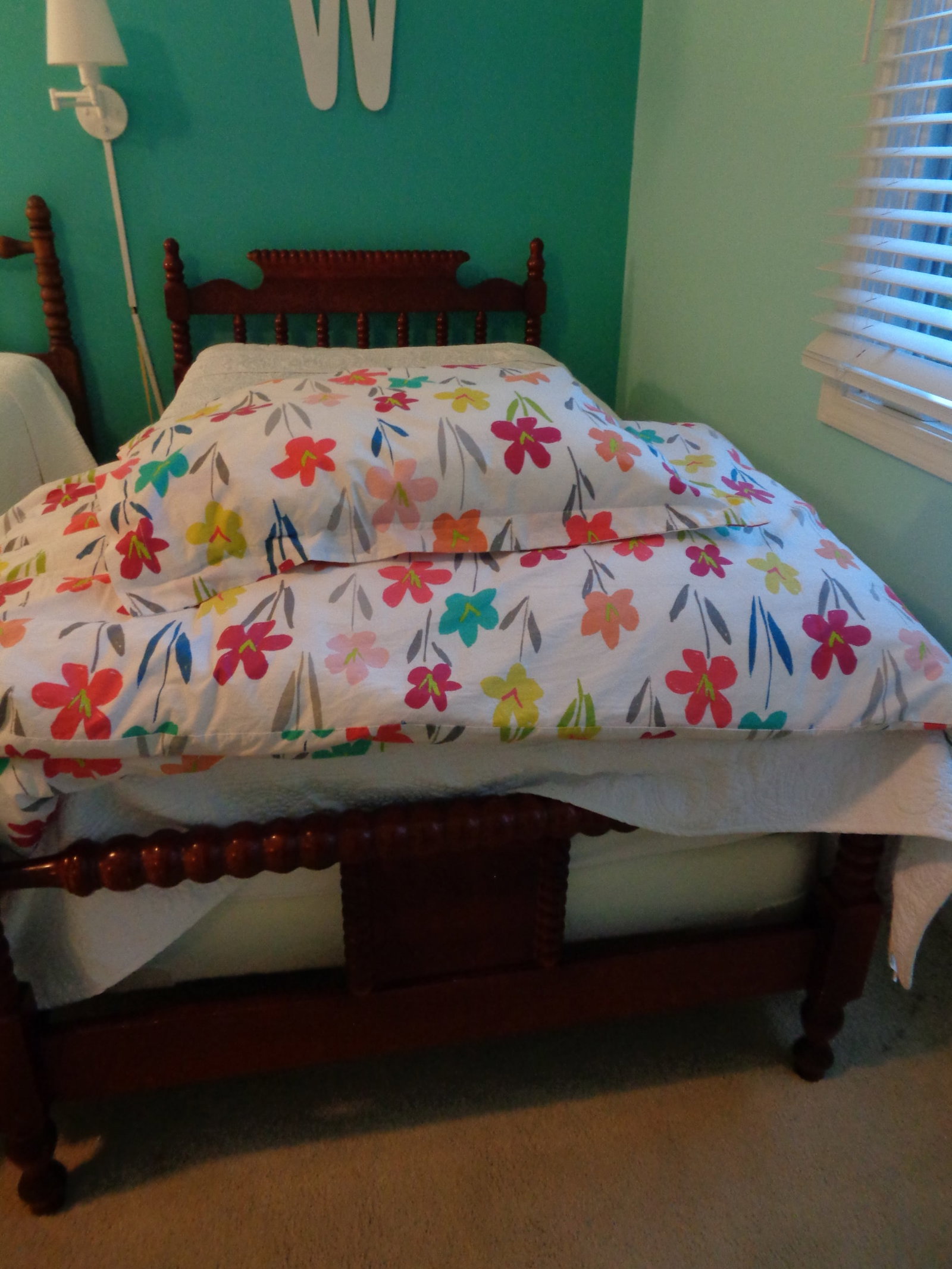 Twin Size Wooden Spindle/Spool Bed Frame Comforter & Blanket (1 of 3)