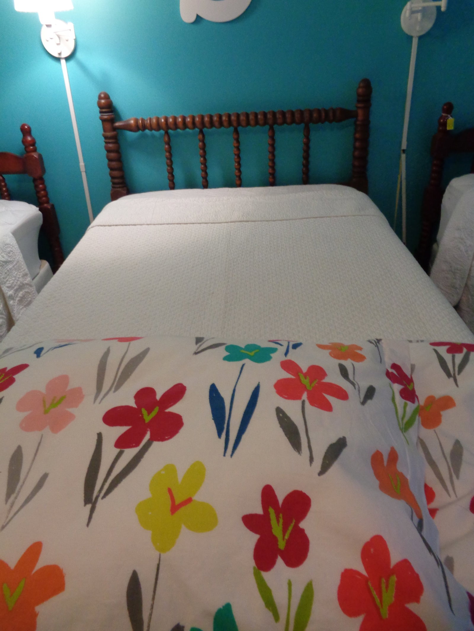 Twin Size Wooden Spindle/Spool bed Frame Comforter & Blanket (1 of 2)