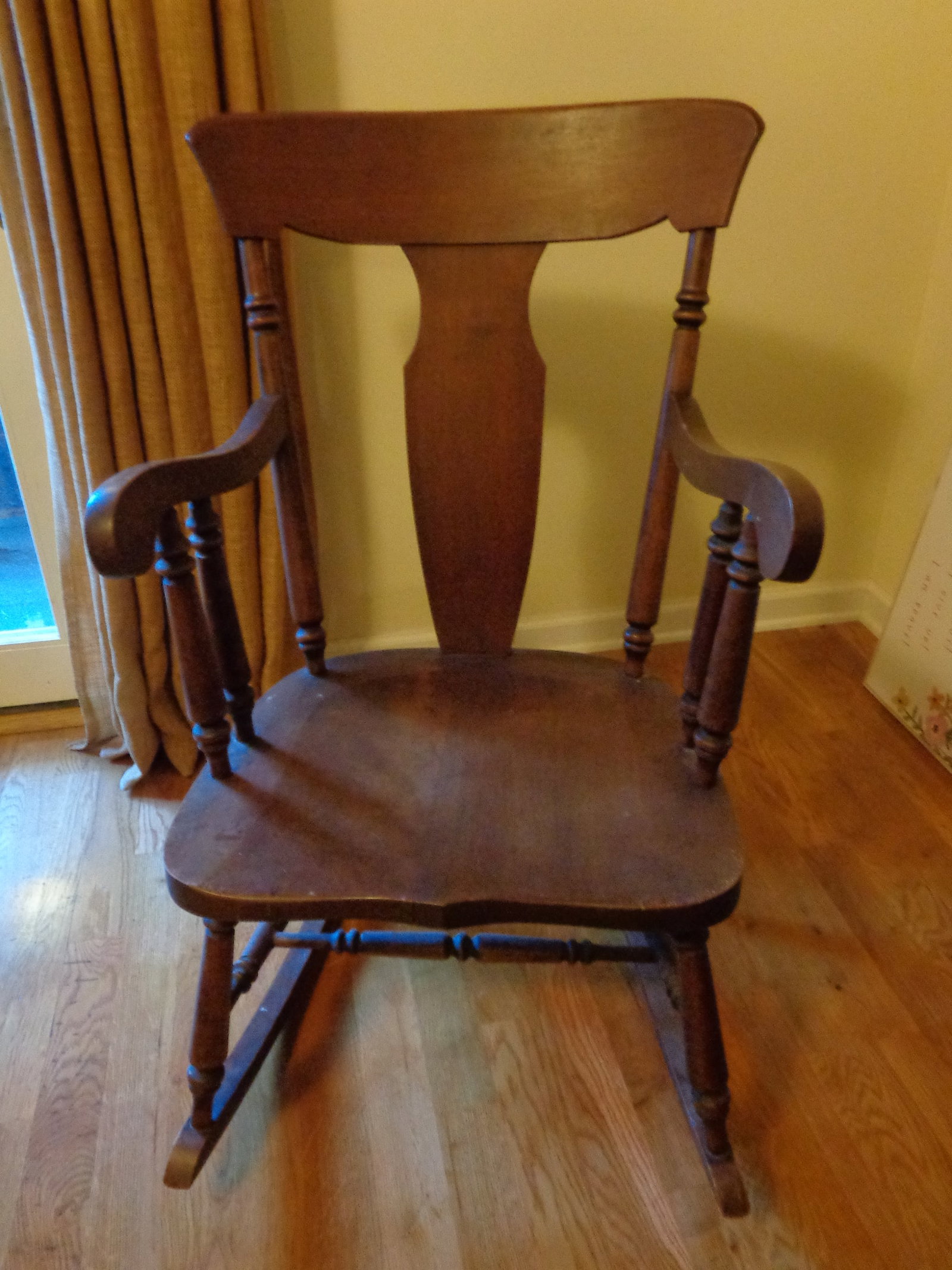 Vintage Boston Style Rocking Chair: Few scratches