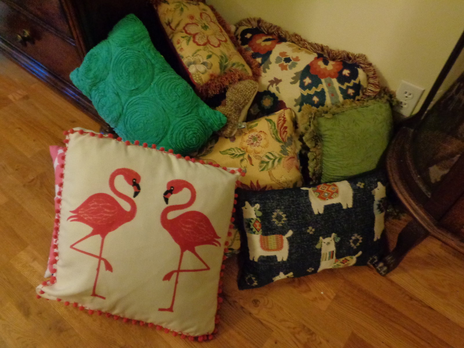 Decorative Pillow Lot: .
