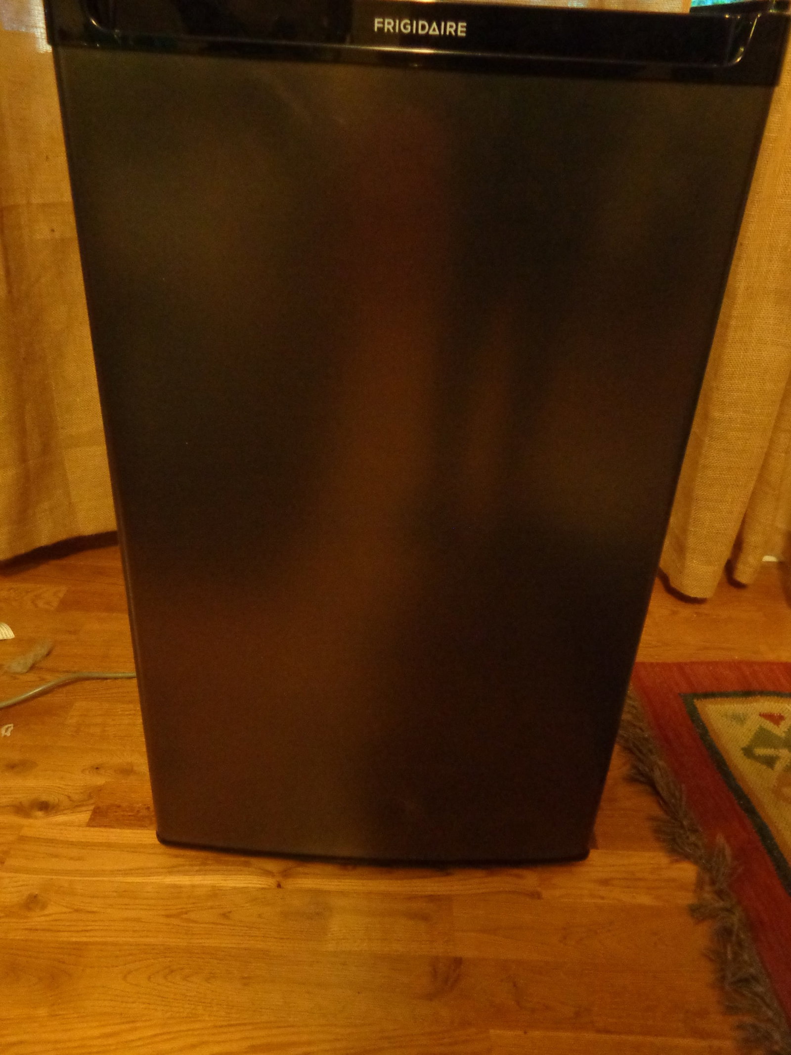 Frigidaire Refrigerator: Powers on, 33Tallx 19 1/2 wide x 22deep