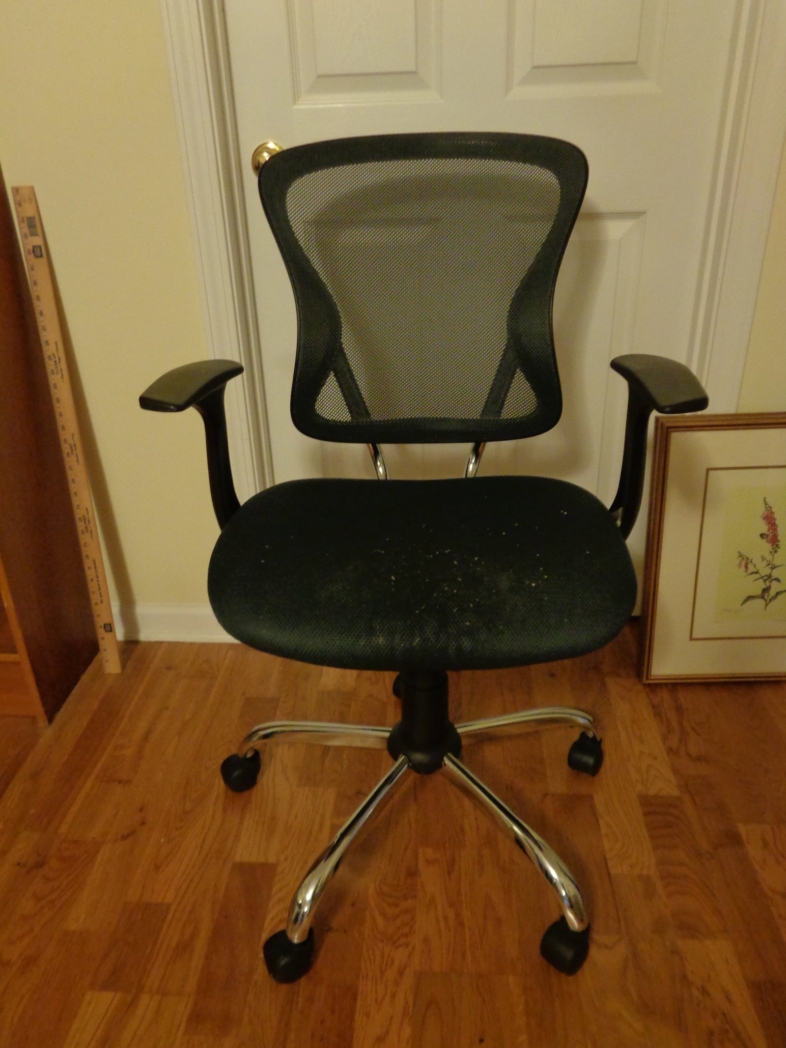 Adjustable office Chair: needs cleaning