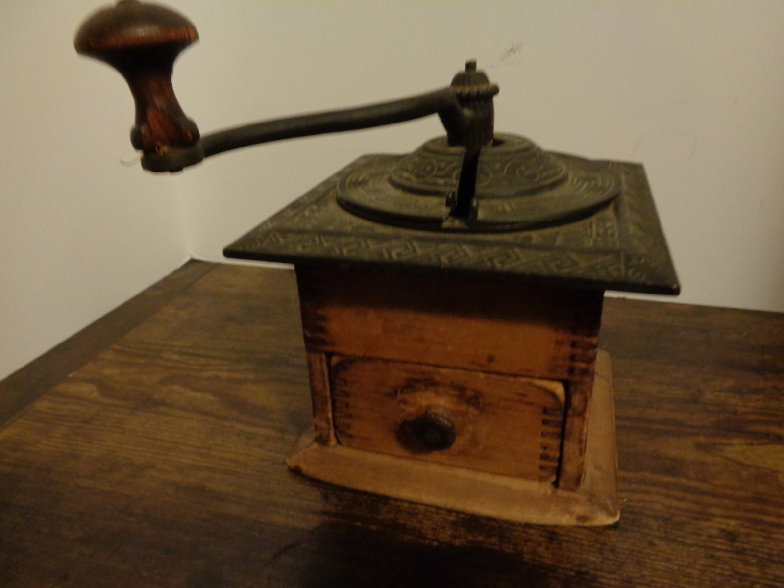Vintage Hand Crank Coffee Grinder/Mill (1 of 2)