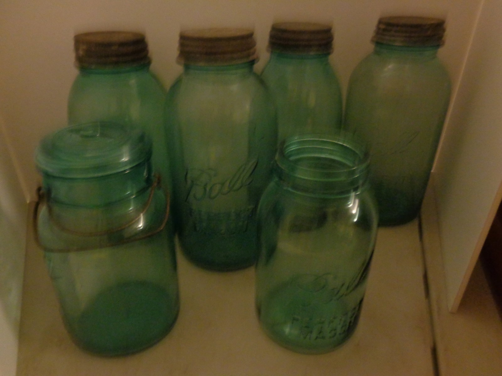 Vintage Blue Ball Mason Jars 4 zinc Lids (1 of 3)