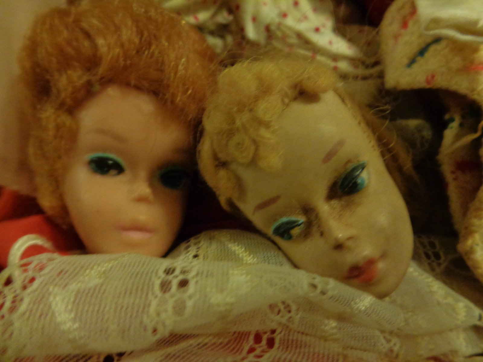 Lot of Barbie clothes and heads - 2