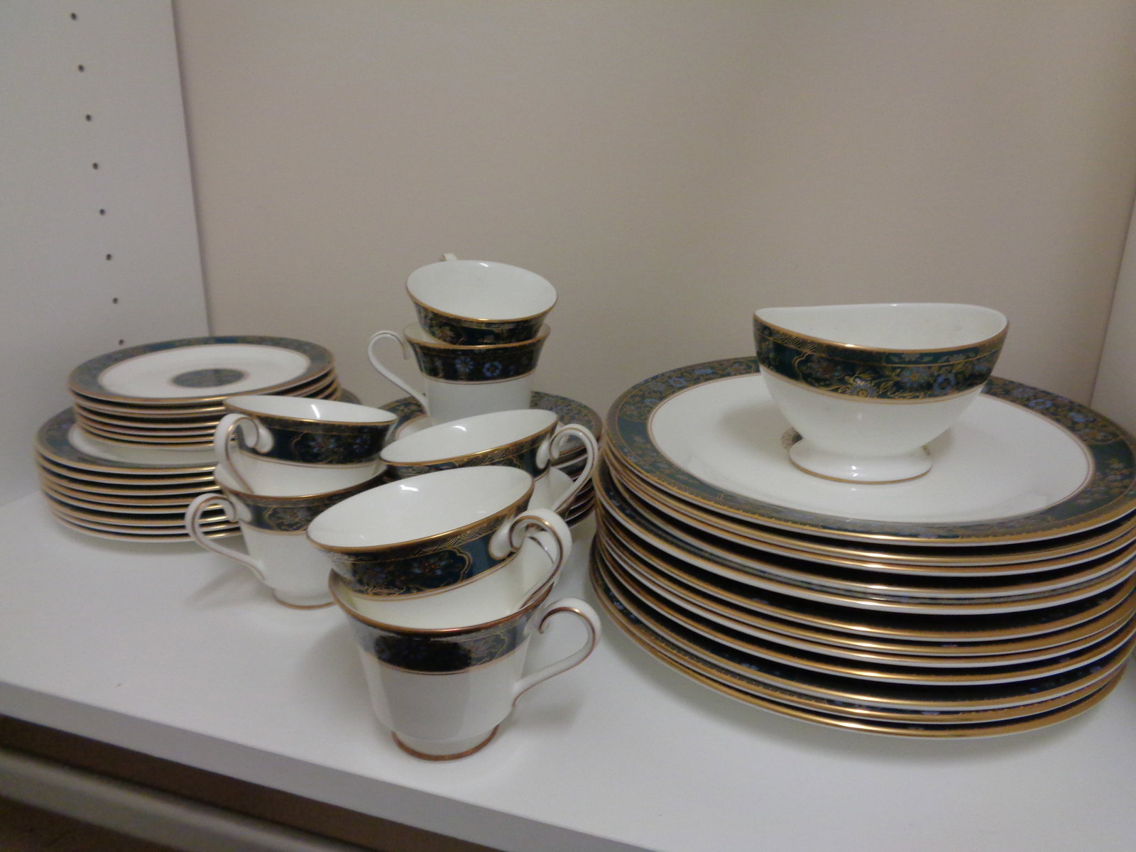 Royal Doulton CARLYLE England: 12 dinner, 8 cups & Saucers, 7 bread Plates, 8 Salad Plates