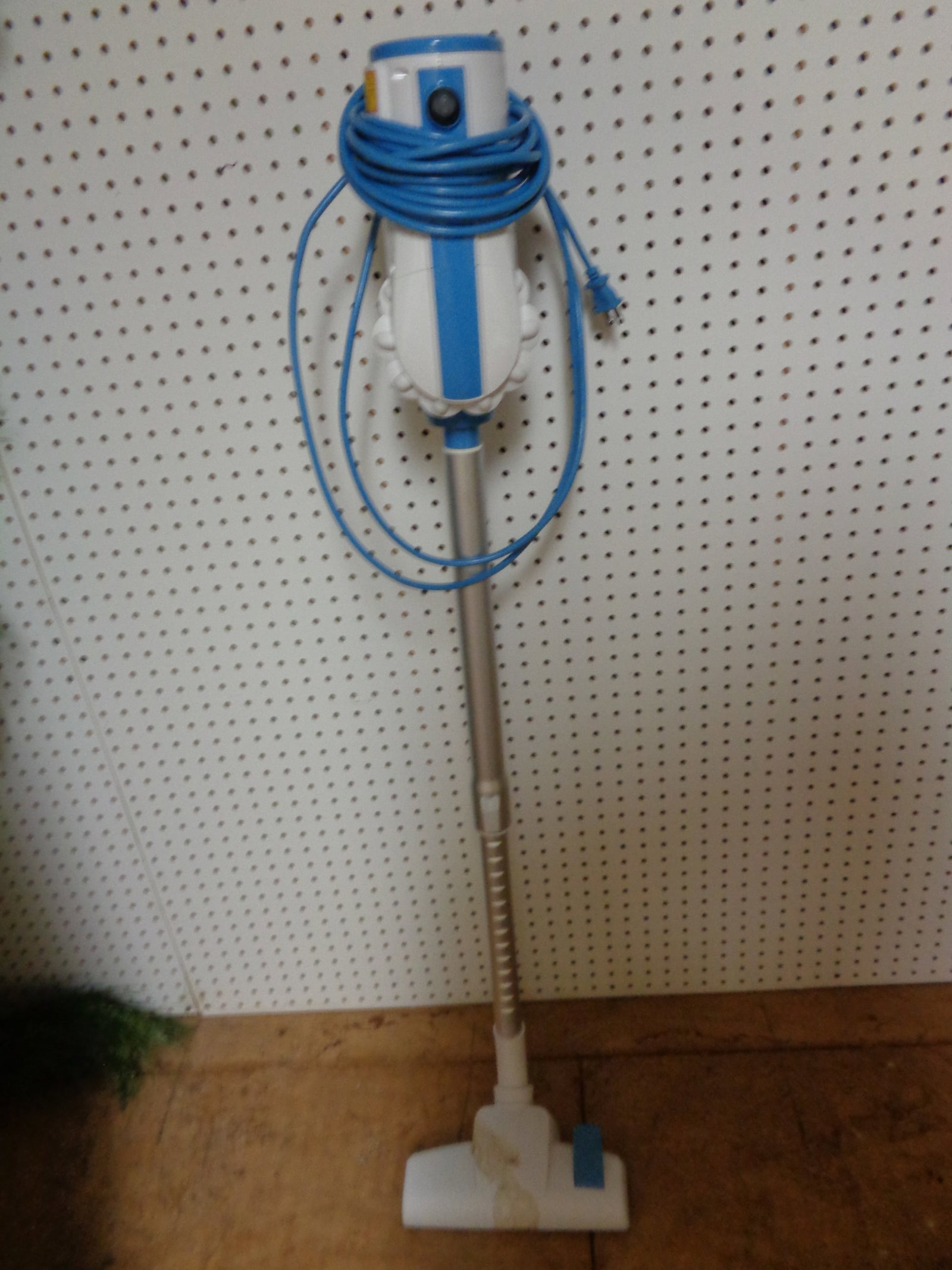MooSOO hand held vac: powers on