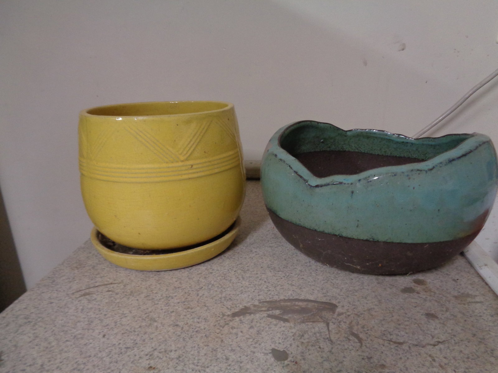 2 Nice size Planter pots: .
