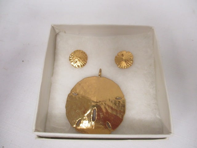 Gold Plated Sand Dollar Pendant and Earring Set: .