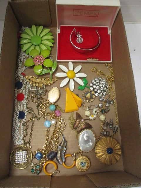 Grouping of Vintage Fashion Jewelry: see pictures and preview for styles