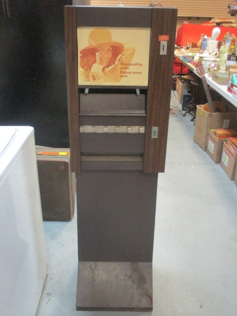 1970's Nationwide Coin Operated Gum Package Dispenser Machine (1 of 9)