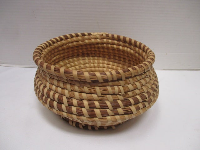 Low Country Gullah Sweet Grass Basket: 9 1/4"dia x 4 1/2"h