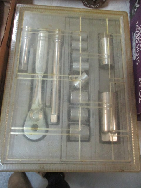 Craftsman Metric Ratchet and Socket Set: .