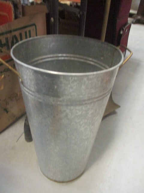 Garden Collection Galvanized Pail Umbrella Stand (1 of 4)