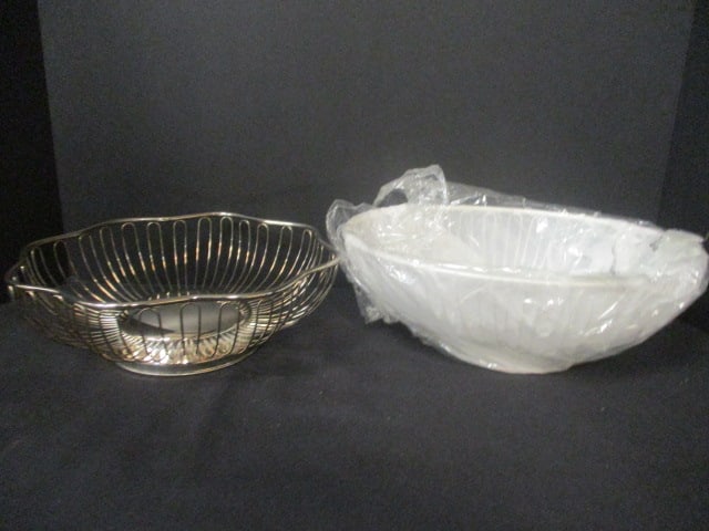 2 Silverplated Wire Baskets (1 of 7)