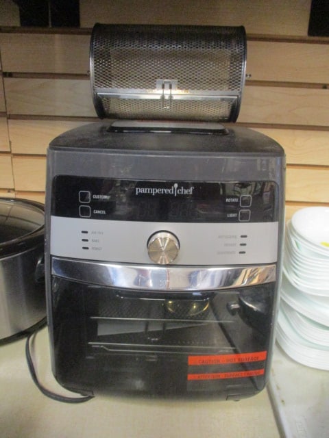 Pampered Chef Deluxe Air Fryer - Model #100194: powers on