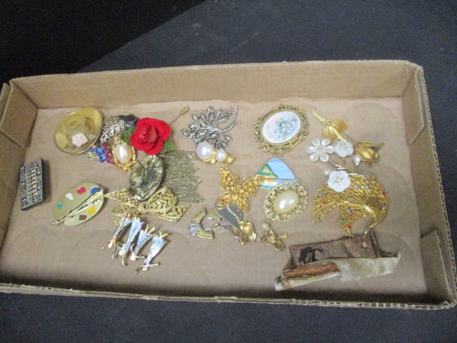 Lot of Vintage Brooches and Lapel Pins: see pictures and preview for selection and condition