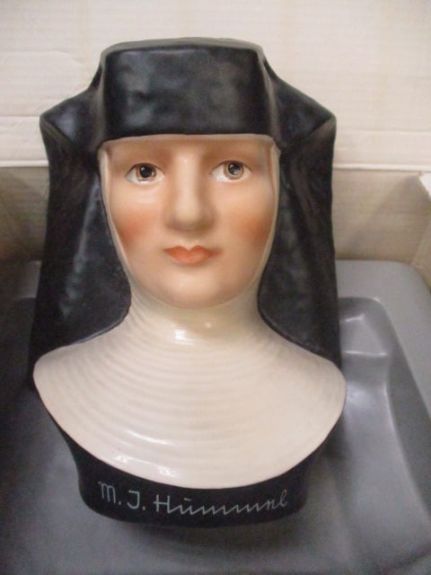 Goebel Collectors Club Exclusive Special Edition No. 3 "M.I. Hummel Nun" - 2
