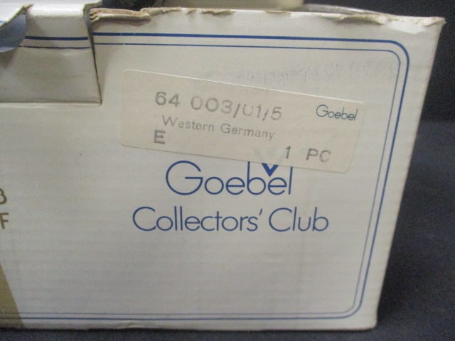 Goebel Collectors Club Exclusive Special Edition No. 3 "M.I. Hummel Nun" - 4