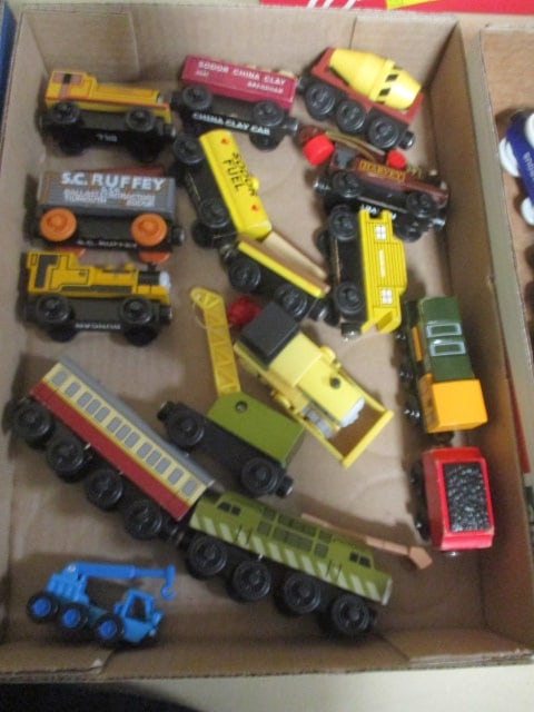 Lot of Thomas the Train Engine Wood Magnetic Train Cars and Construction: Vehicles, see pictures and preview for selection and condition