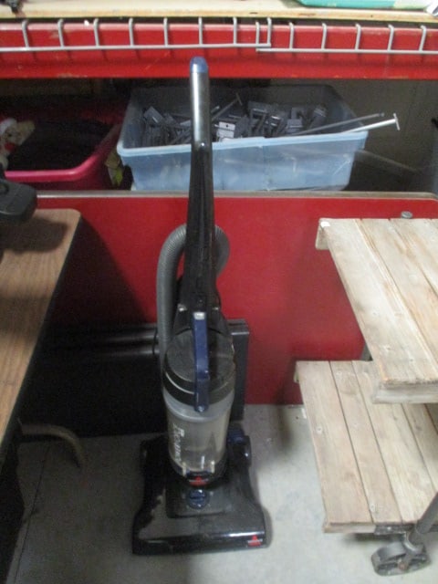 Bissel Powerforce Helix Vaccuum Cleaner: powers on