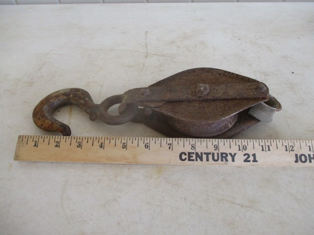 Antique Cast Iron Single Wheel Pulley - 3