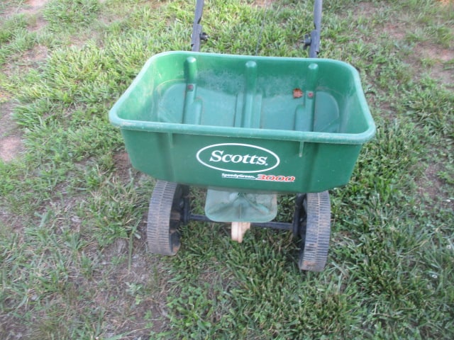 Scotts Speed Green 3000 Broadcast Spreader - 2