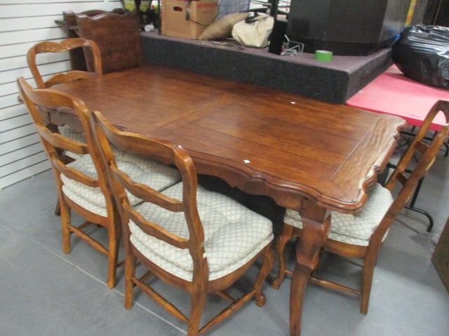 Drexel Heritage French Country Style Table, Leave and Four Side Chairs: Table 72" x 44" x 30 1/4", (2)20"w leaves, (4)22"w side chairs, Local Pickup Only