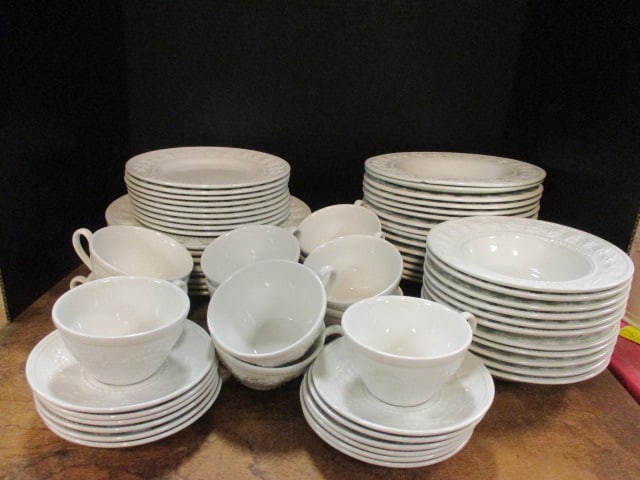 Wedgwood Home "Festivity" Earthenware Creamer, Sugar Bowl and Sauce Boat (1 of 15)