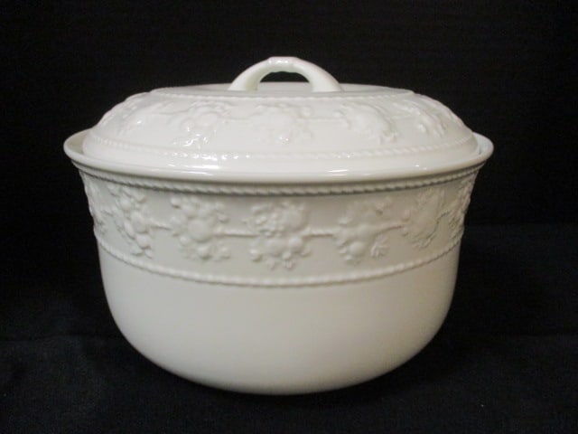 Wedgwood Home "Festivity" Earthenware Covered Oven to Table Casserole: 8"dia