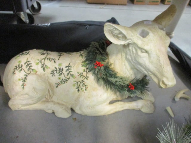Sculpted Lightweight Deer Porch Art and Christmas Wreath - 3