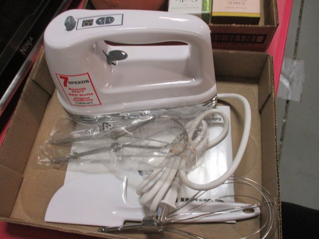 Cuisinart Power Advantage 7-Speed Hand Mixer with Attachments (1 of 4)