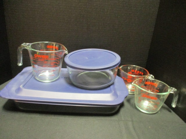 Pyrex Measuring Cups, Round Storage Container and Lasagna Dish with Storage Lid (1 of 9)