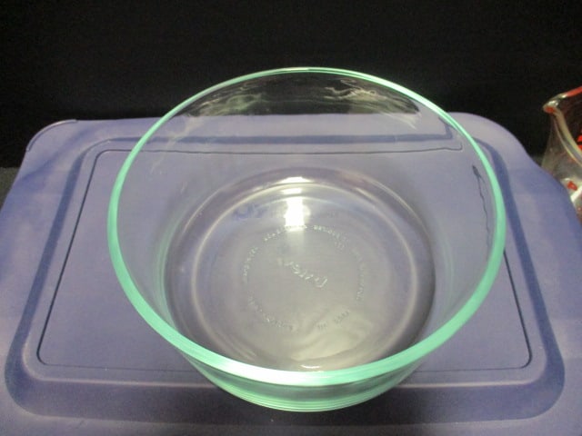 Pyrex Measuring Cups, Round Storage Container and Lasagna Dish with Storage Lid - 6
