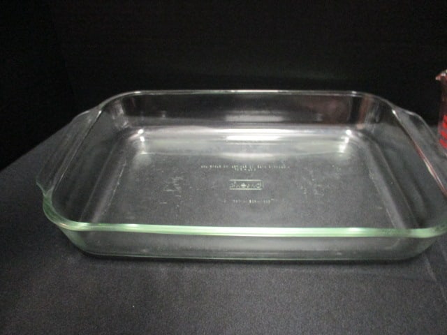 Pyrex Measuring Cups, Round Storage Container and Lasagna Dish with Storage Lid - 8