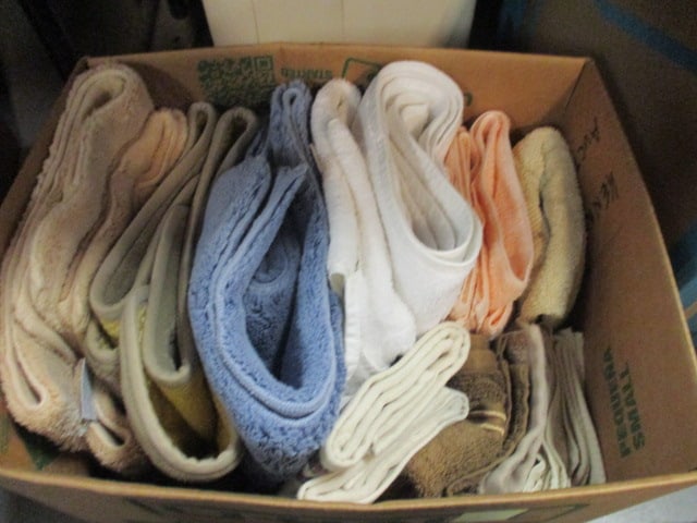 Grouping of Bath Floor Mats and Face and Bath Towels: See pictures and preview, Local Pickup Only