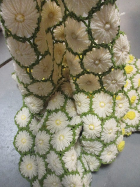 Vintage Hand Crocheted Daisy Lap Throw - 2