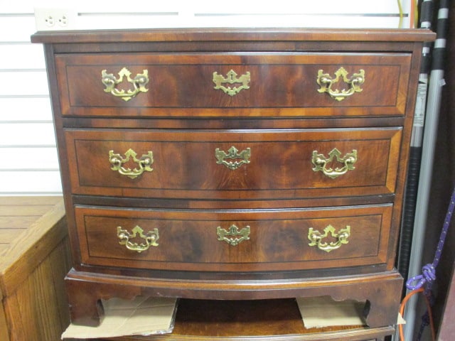 Henredon "Aston Court" Banded Mahogany Bowfront Small 3 Drawer Chest/Nightstand (1 of 9)