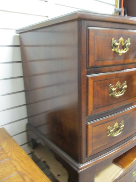 Henredon "Aston Court" Banded Mahogany Bowfront Small 3 Drawer Chest/Nightstand - 4