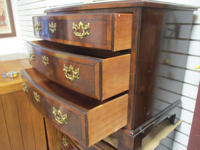 Henredon "Aston Court" Banded Mahogany Bowfront Small 3 Drawer Chest/Nightstand - 6