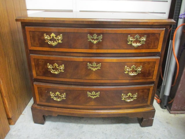 Henredon "Aston Court" Banded Mahogany Bowfront Small 3 Drawer Chest/Nightstand (1 of 9)
