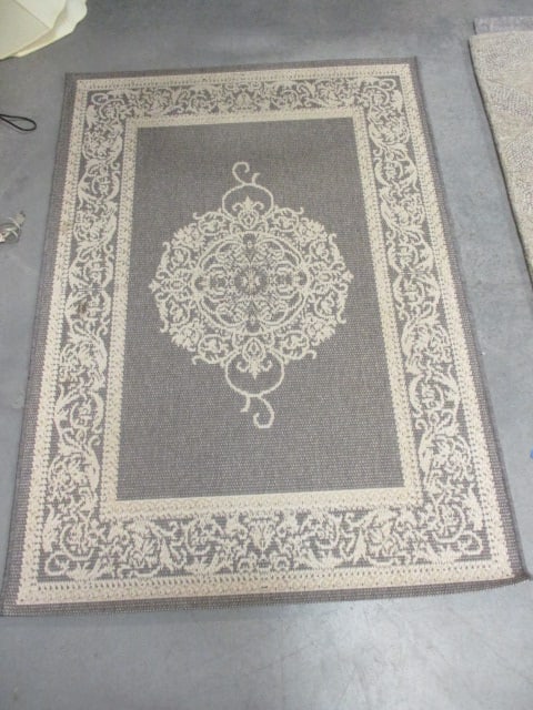 Indoor/Outdoor Center Medallion Design Floor Mat: 45" x 64", Local Pickup Only