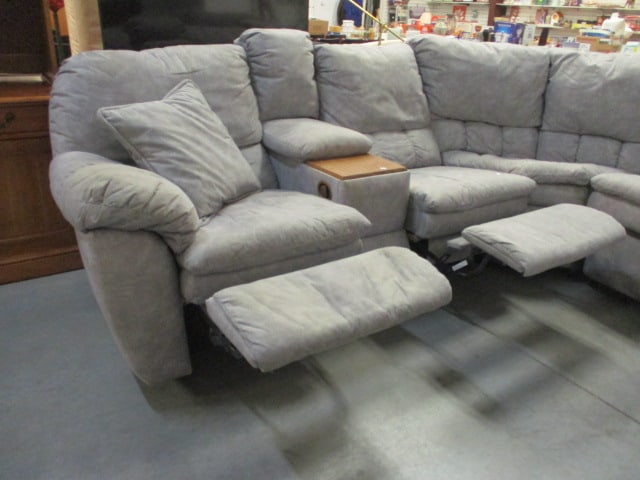 Like New Benchcraft 3 Piece Sectional Sleeper Sofa with Recliners - 9