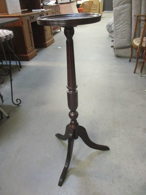 Bombay Mahogany Round Pedestal Stand (1 of 7)