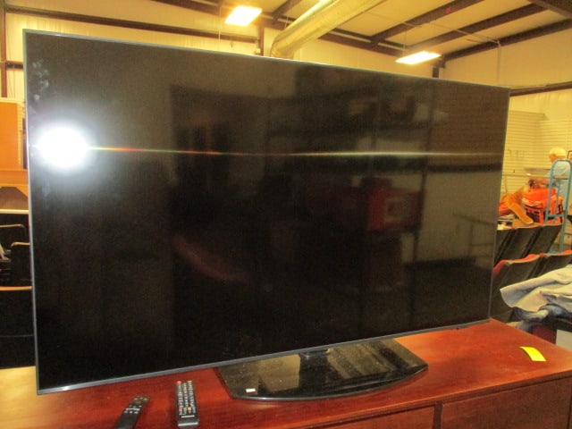 Samsung 55" Smart TV with Remote (1 of 7)