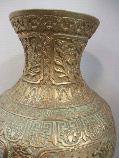 Large Gilt Chinoiserie Scene in Relief Chalkware Vase - 4