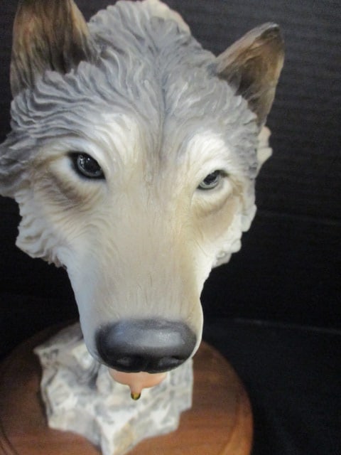 Mill Creek Studios "Before the Chase" Wolf Statue - 2