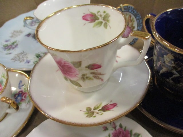 Royal Albert "Old Country Roses" Creamer and Bone China Teacups and Saucers - 4