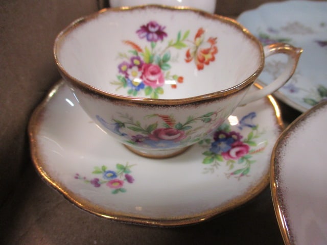 Royal Albert "Old Country Roses" Creamer and Bone China Teacups and Saucers - 5