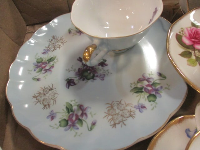 Royal Albert "Old Country Roses" Creamer and Bone China Teacups and Saucers - 8